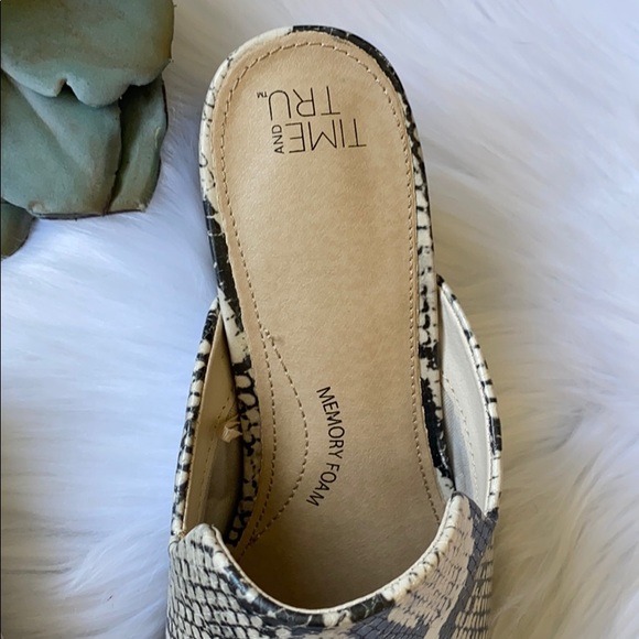 Snake skin print heeled mule slip on point toe - Picture 3 of 5